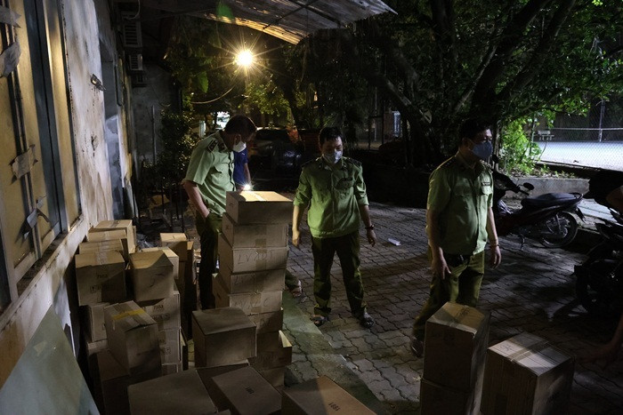 Xuyên đêm kiểm tra 12.000 sản phẩm nước hoa, mỹ phẩm nghi giả ở Hà Nội - 1