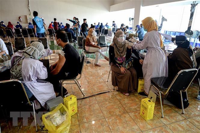 Nhat Ban, My ho tro vaccine ngua COVID-19 cho Indonesia, Malaysia hinh anh 1
