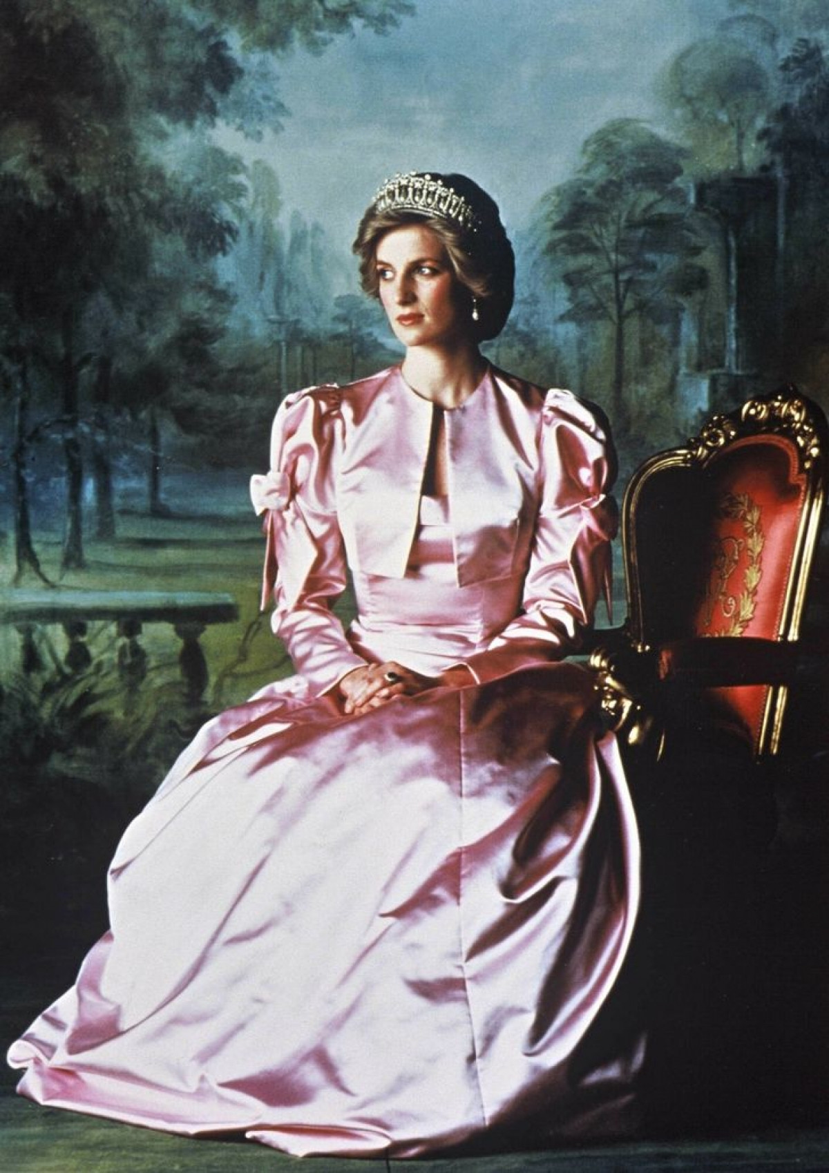 Công nương Diana Diện trang phục màu hồng quý phái, thanh lịch khó sánh - 10