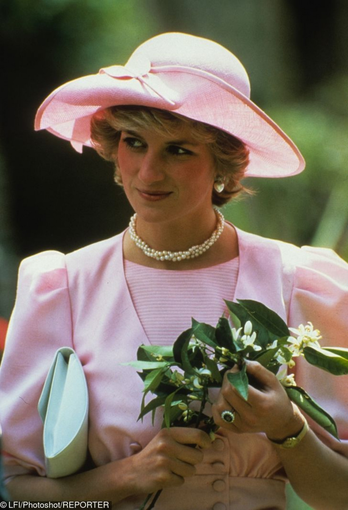 Công nương Diana Diện trang phục màu hồng quý phái, thanh lịch khó sánh - 15