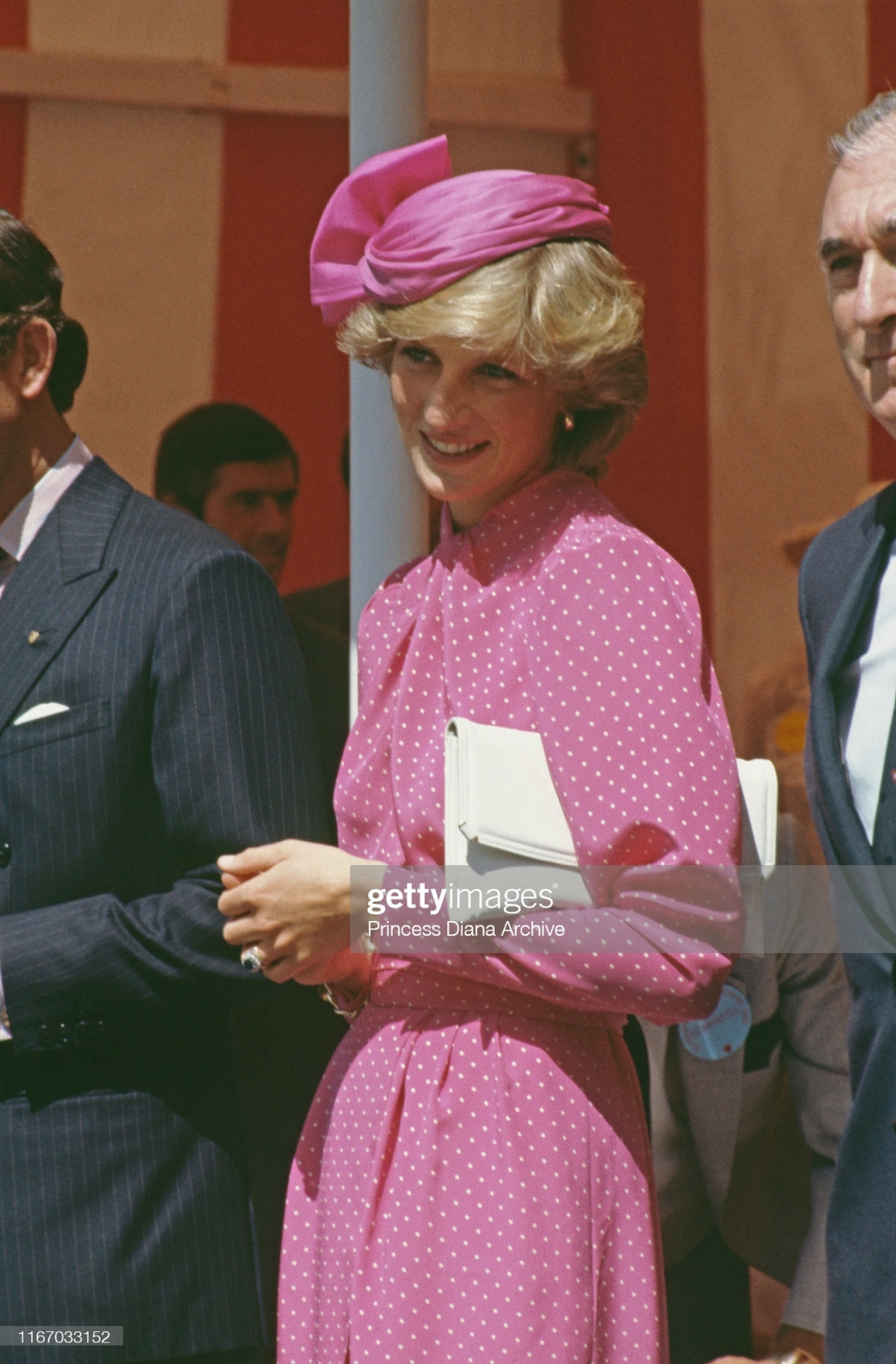 Công nương Diana Diện trang phục màu hồng quý phái, thanh lịch khó sánh - 3