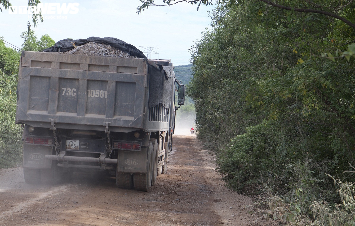 Mỏ đá ở Quảng Bình gây ô nhiễm, dân 'gồng mình' chịu trận  - 9