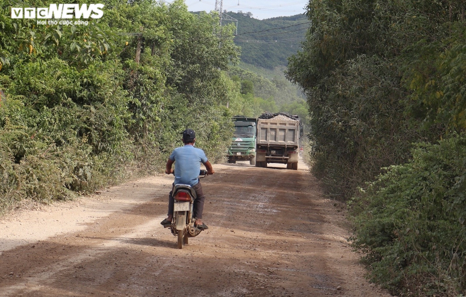 Mỏ đá ở Quảng Bình gây ô nhiễm, dân 'gồng mình' chịu trận  - 11