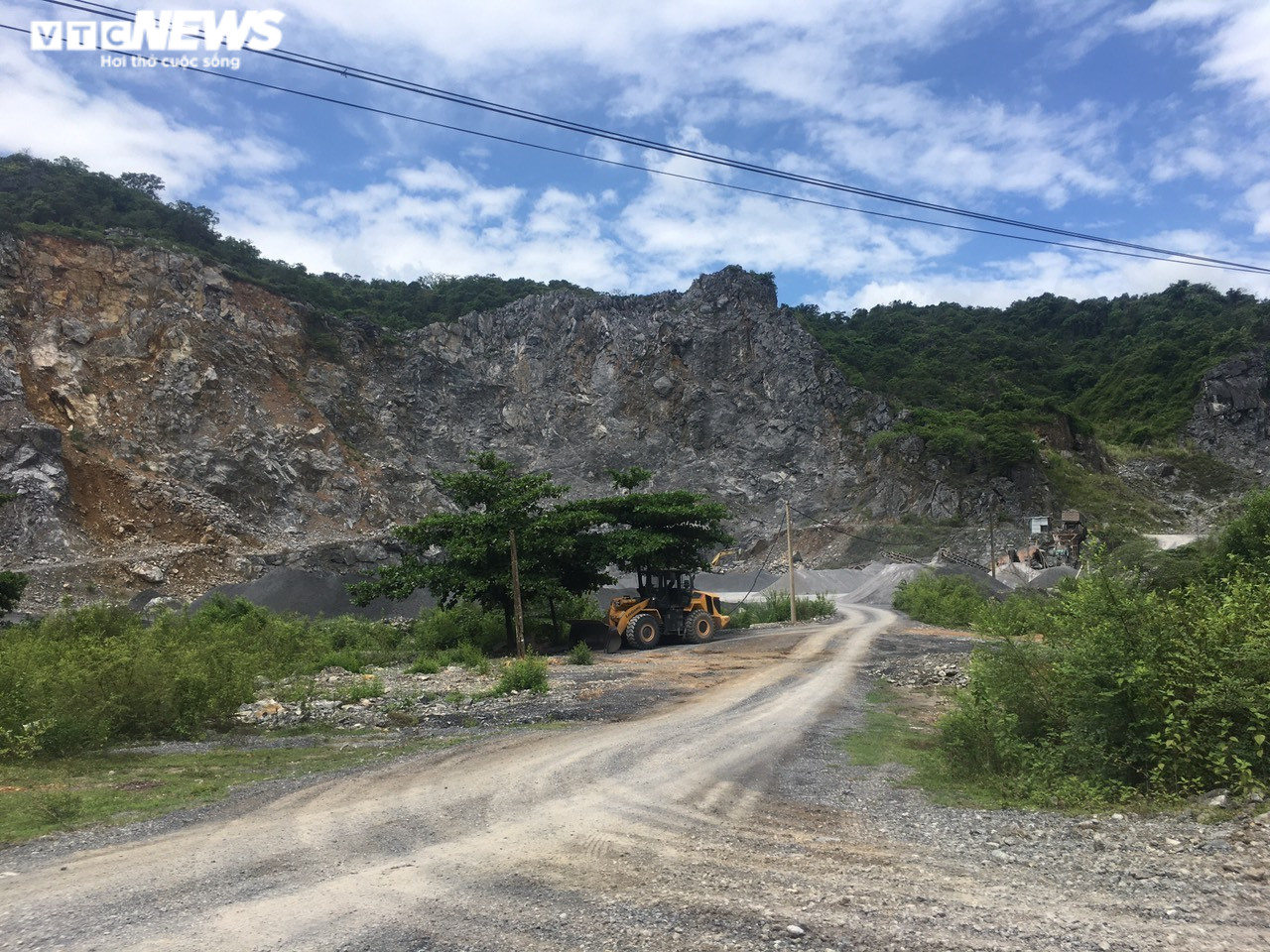 Mỏ đá ở Quảng Bình gây ô nhiễm, dân 'gồng mình' chịu trận  - 13
