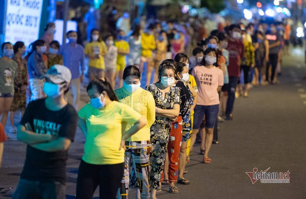 Phường có nhiều ca Covid-19, quận Bình Tân xét nghiệm 57.000 người trong đêm