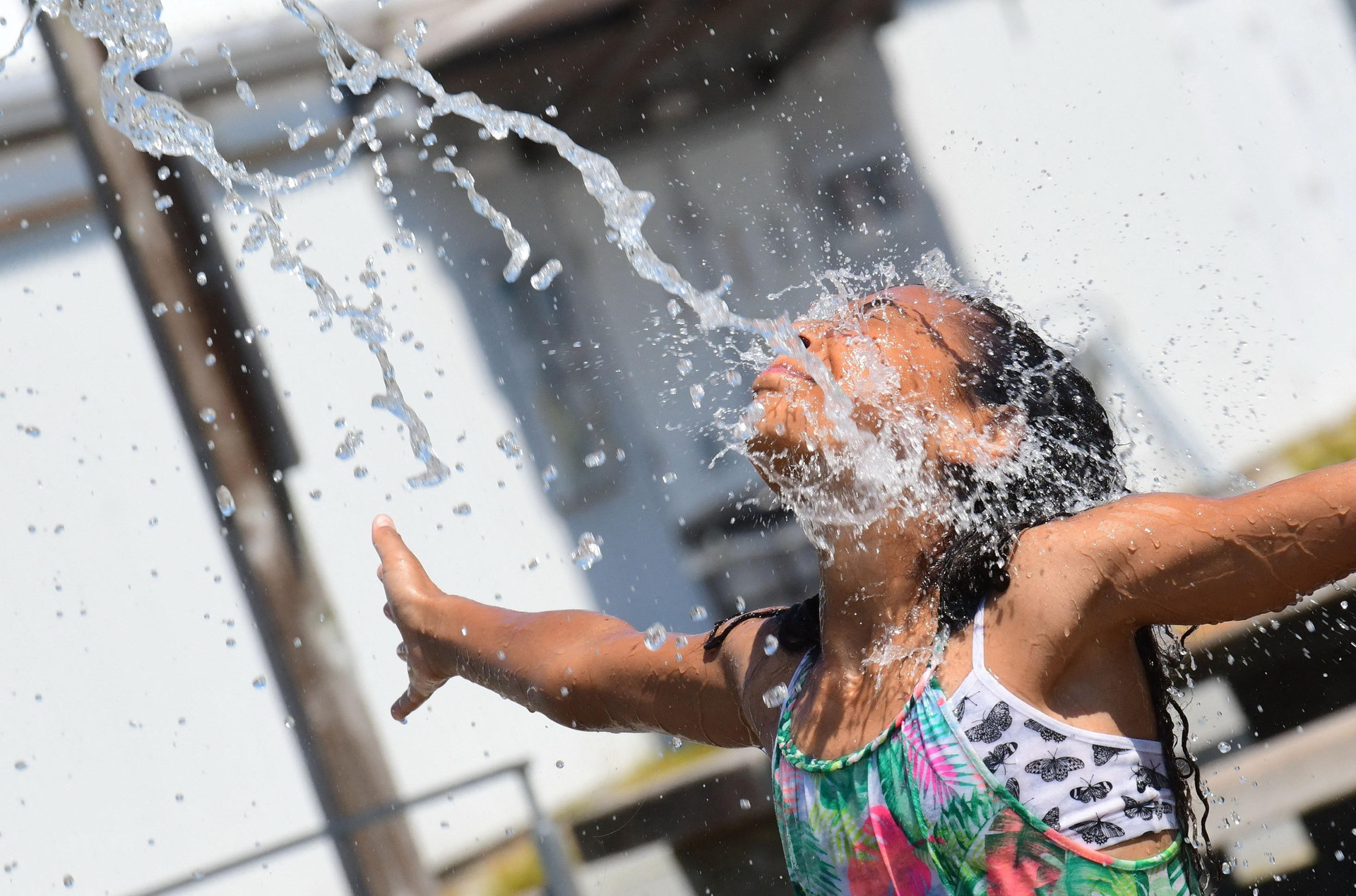 Trẻ em giải nhiệt trong thời tiết nắng nóng ở công viên nước tại Richmond, British Columbia, Canada, ngày 28/6/2021. (Ảnh: AFP/TTXVN)