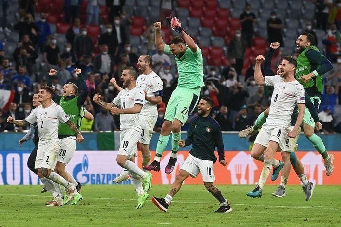 EURO 2020 ngày 3/7: Xác định cặp bán kết đầu tiên, cầu thủ Italy bật khóc - 1