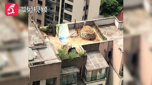 Thực hư việc xây mộ trên nóc chung cư khiến nhiều người ngã ngửa