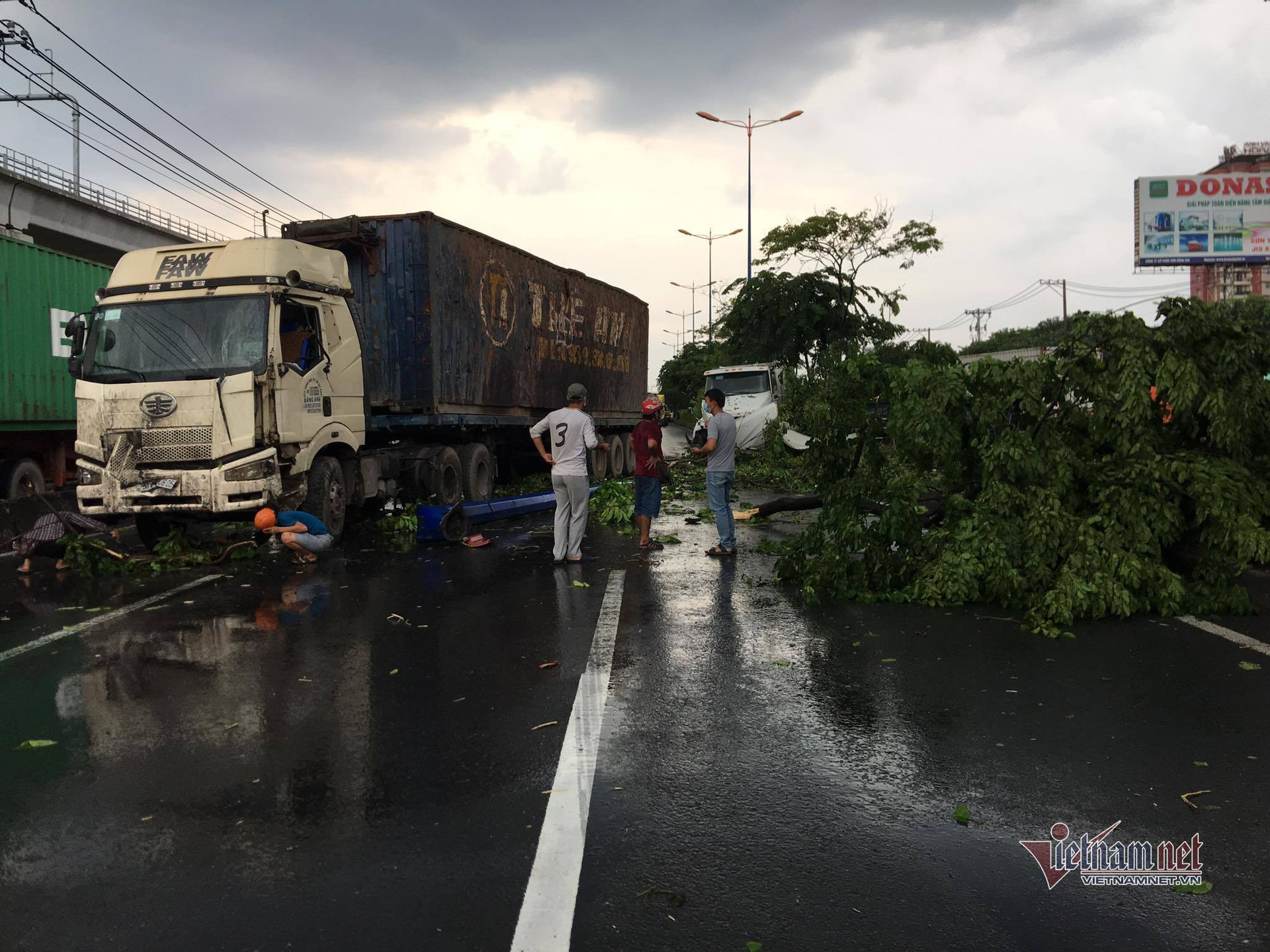 Xe container 'đại náo' xa lộ Hà Nội trong mưa lớn, giao thông rối loạn