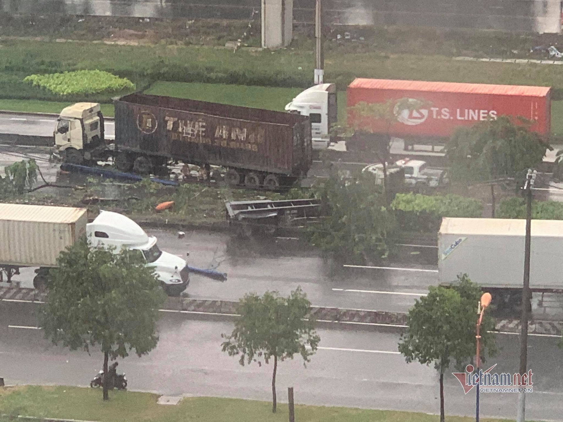 Xe container 'đại náo' xa lộ Hà Nội trong mưa lớn, giao thông rối loạn