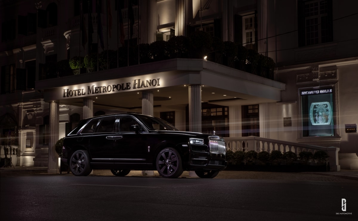 Rolls-Royce Cullinan sử dụng khung gầm mới bằng nhôm tên “Architecture of Luxury” nhẹ hơn khoảng 130kg và kháng âm cao hơn thép, chống ồn tuyệt vời đồng thời tăng độ cộng hưởng của âm thanh bên trong cabin.