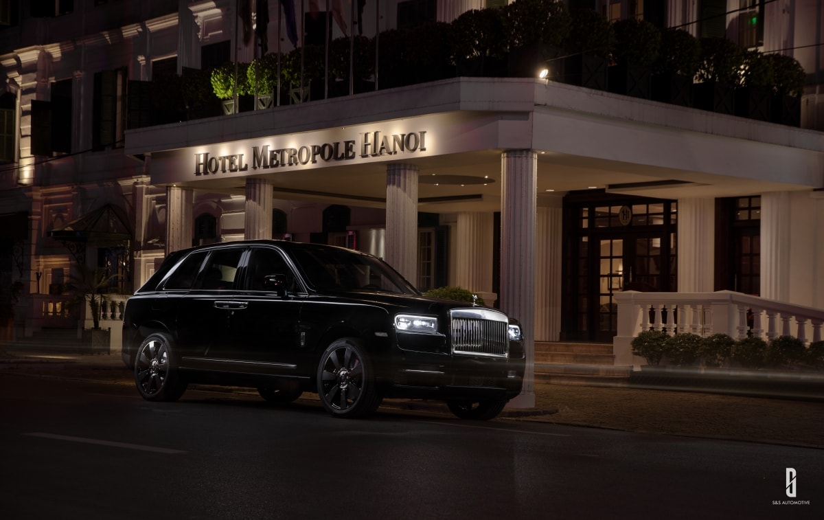 Được đặt tên theo viên kim cương lớn nhất, Rolls-Royce Cullinan có thể cùng chủ nhân chinh phục mọi cung đường với động cơ êm ái, vẻ đẹp sắc sảo. Dừng chân trước một không gian biểu tượng của thành phố, chiếc xe màu đèn hòa hợp với sự tĩnh lặng nhẹ nhàng của màn đêm Hà Nội.