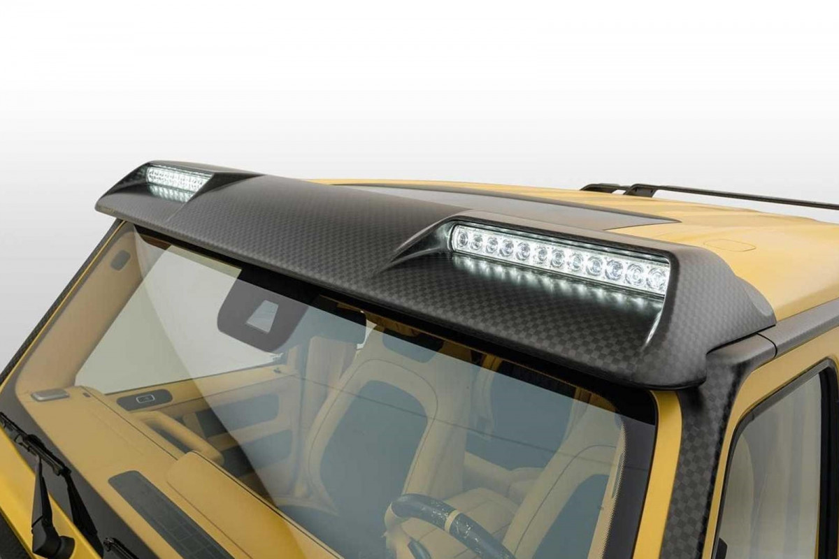 Phía trên kính lái, bộ đèn LED trợ sáng cũng được trang bị với phần khung làm bằng sợi carbon siêu nhẹ.