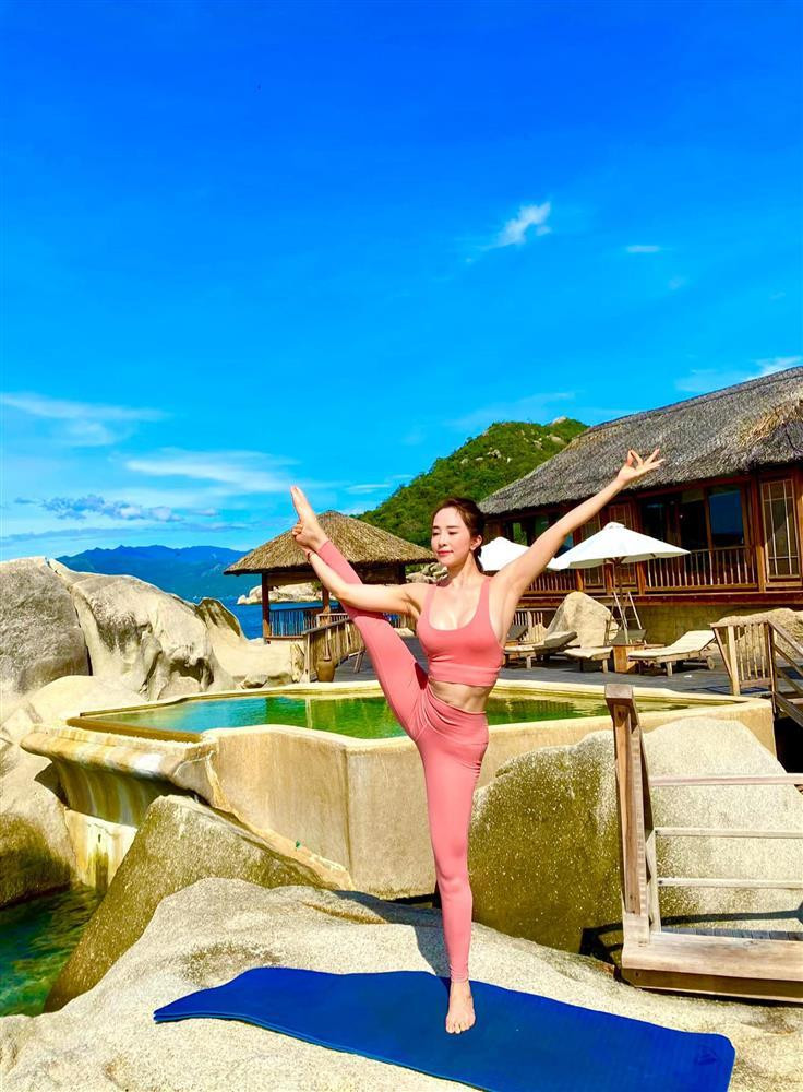 Quỳnh Nga mặc như nude tập yoga khiến Việt Anh bị réo tên không ngớt-6