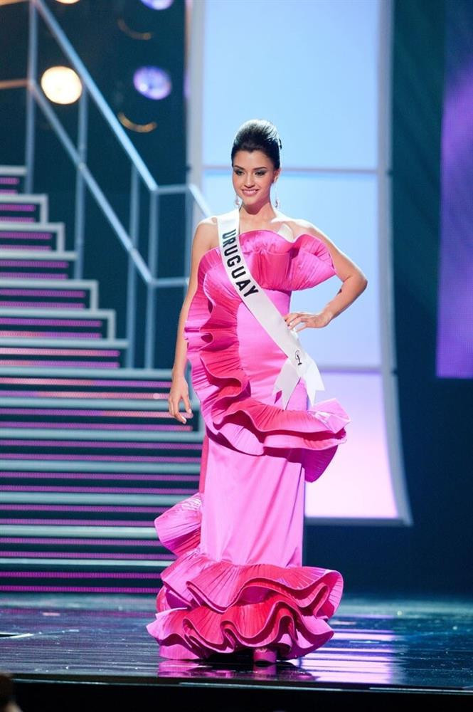 Đầm dạ hội bị chê tơi bời tại Miss Universe: Bộ giống váy ngủ, bộ như khăn trải bàn-16