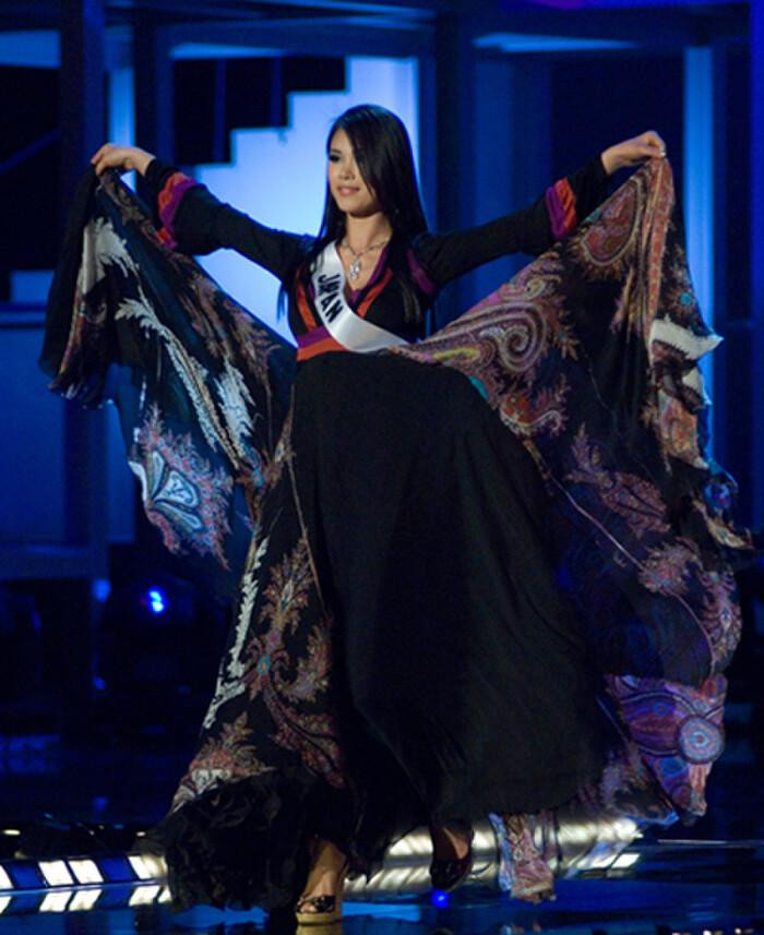 Đầm dạ hội bị chê tơi bời tại Miss Universe: Bộ giống váy ngủ, bộ như khăn trải bàn-7