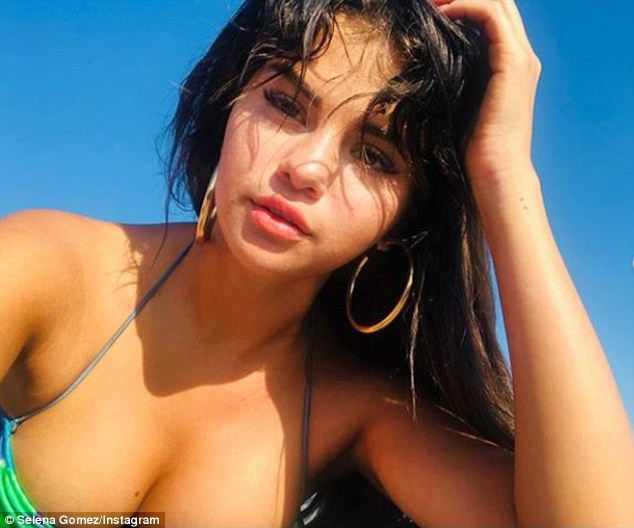 Selena Gomez diện bikini đẹp ngất người dù lộ nhược điểm bụng mỡ, đùi ếch - 7