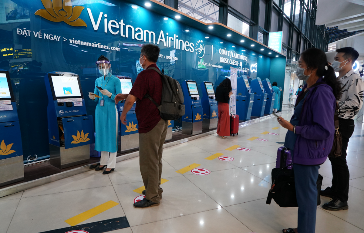 Hành khách có thể tự làm thủ tục trực tuyến tại quầy kiosk được Vietnam Airlines triển khai tại 6 sân bay nội địa nhằm giảm tiếp xúc trong dịch COVID-19. (Ảnh: CTV/Vietnam+)