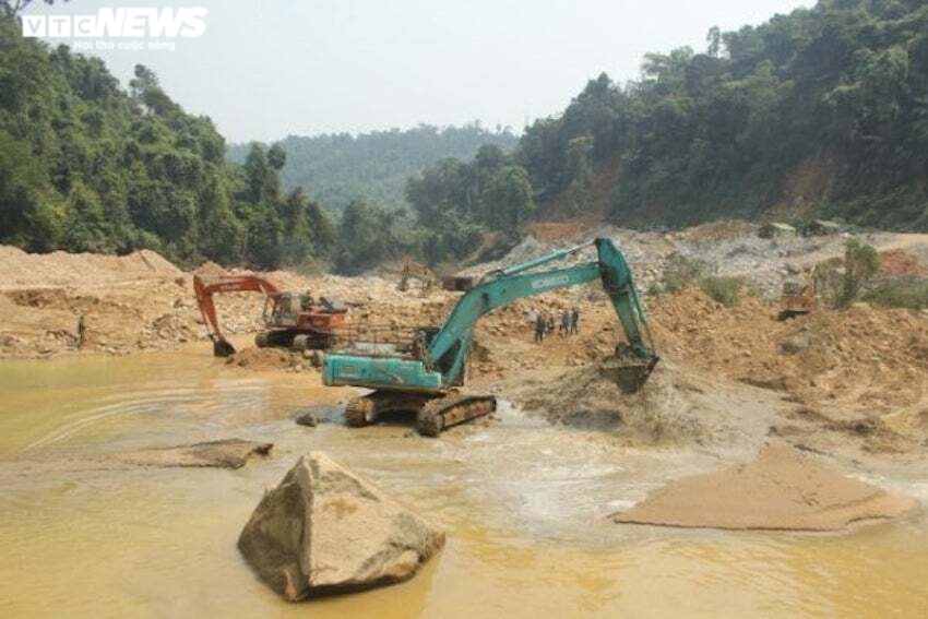 5 ngày xới tung hai bãi bồi Rào Trăng vẫn chưa thấy 11 công nhân mất tích ở Huế - 1