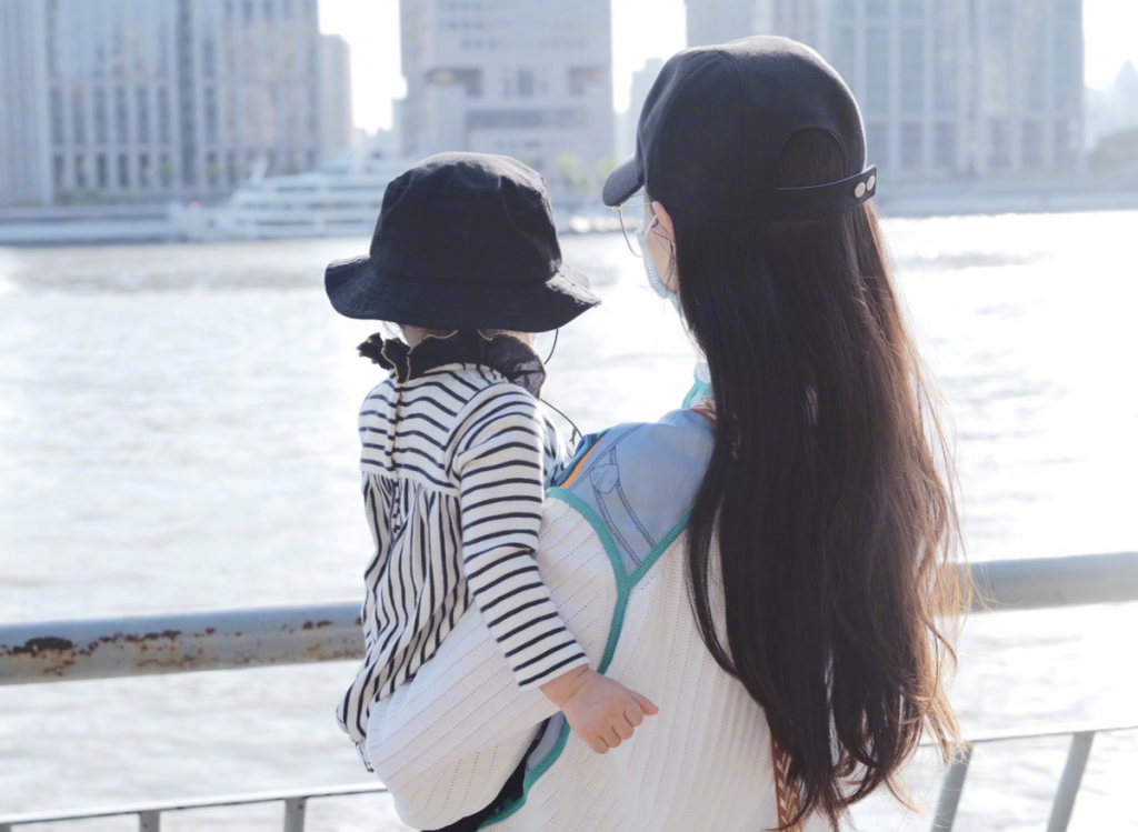 Đường Yên khoe ảnh chụp cùng con gái 1 tuổi, hạnh phúc trong đời sống hôn nhân với La Tấn