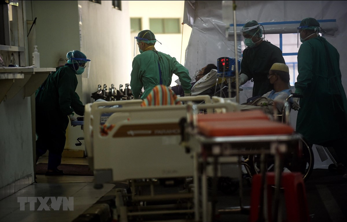 Bệnh nhân nhiễm COVID-19 được điều trị tại bệnh viện ở Jakarta, Indonesia. (Ảnh: THX/TTXVN)