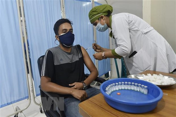 Bangladesh can nguon cung vaccine COVID-19 va oxy khan cap hinh anh 1