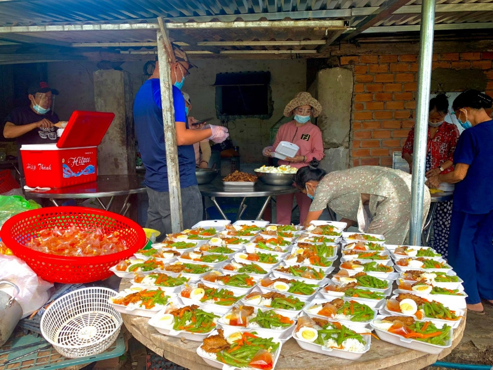 Giữa mùa dịch bệnh, ấm lòng với bếp cơm từ thiện cho người nghèo, bệnh nhân nghèo ở xứ Nẫu