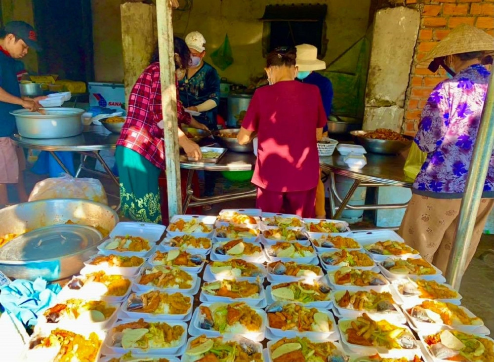 Giữa mùa dịch bệnh, ấm lòng với bếp cơm từ thiện cho người nghèo, bệnh nhân nghèo ở xứ Nẫu