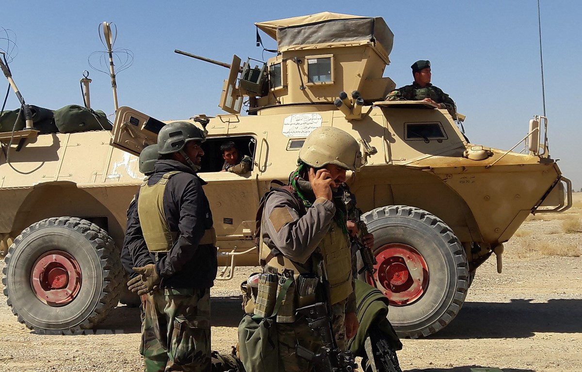Lực lượng an ninh Afghanistan được triển khai tại khu vực Busharan, ngoại ô Lashkar Gah, tỉnh Helmand, trong cuộc giao tranh với Taliban ngày 5/5/2021. (Ảnh: AFP/TTXVN)