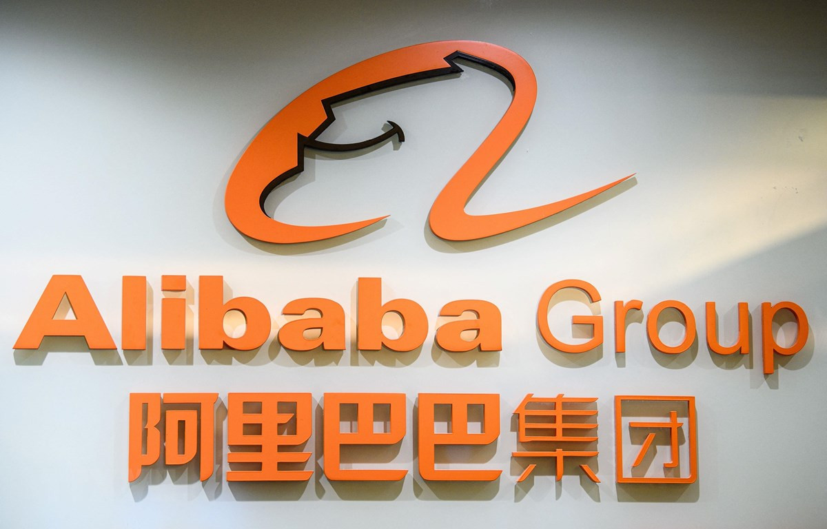 Biểu tượng của tập đoàn Alibaba tại văn phòng ở Hong Kong, Trung Quốc. (Ảnh: AFP/TTXVN)
