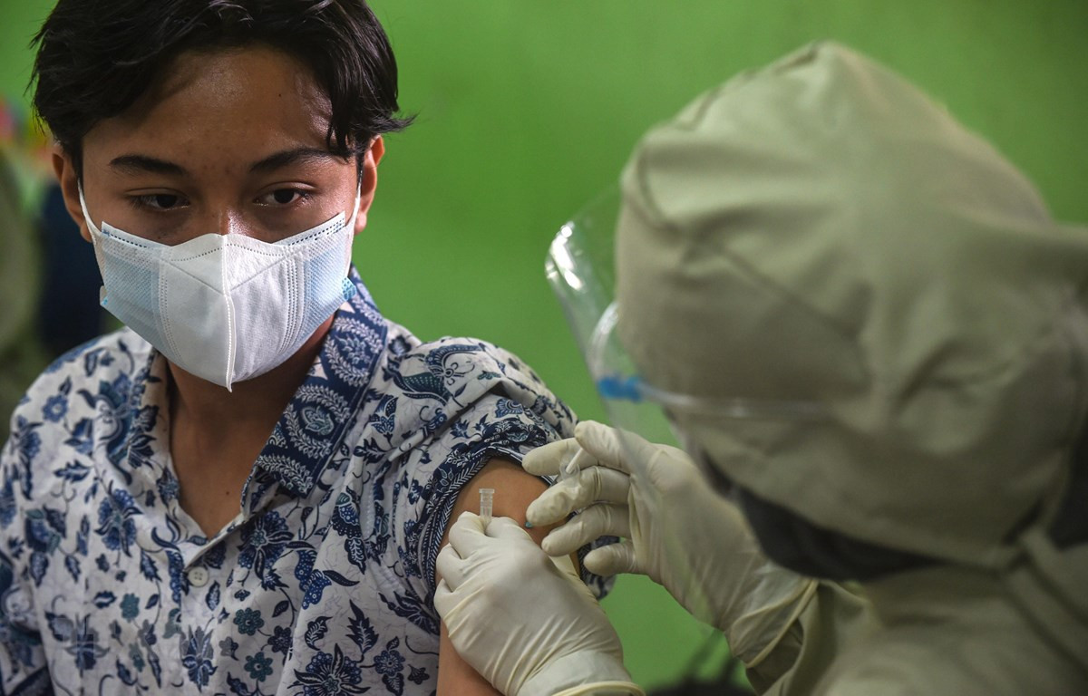 Nhân viên y tế tiêm vaccine phòng COVID-19 cho người dân tại Jakarta, Indonesia, ngày 1/7/2021. (Ảnh: THX/TTXVN)