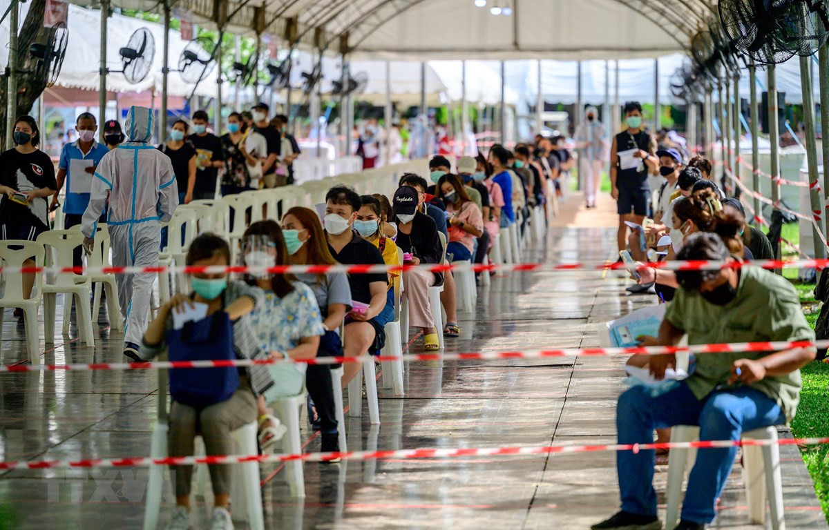 Người dân đợi lấy mẫu xét nghiệm COVID-19 tại Bangkok, Thái Lan. (Ảnh: AFP/TTXVN)