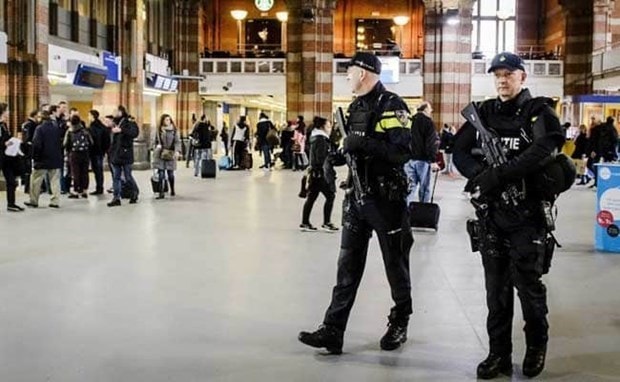Một nhà báo nổi tiếng của Hà Lan bị bắn trọng thương ở Amsterdam hình ảnh 1 Mot nha bao noi tieng cua Ha Lan bi ban trong thuong o Amsterdam hinh anh 1