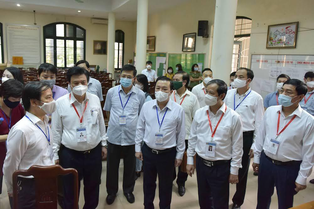 Bộ trưởng Nguyễn Kim Sơn chúc sĩ tử làm bài tốt, vững tâm hoàn thành kỳ thi - 4