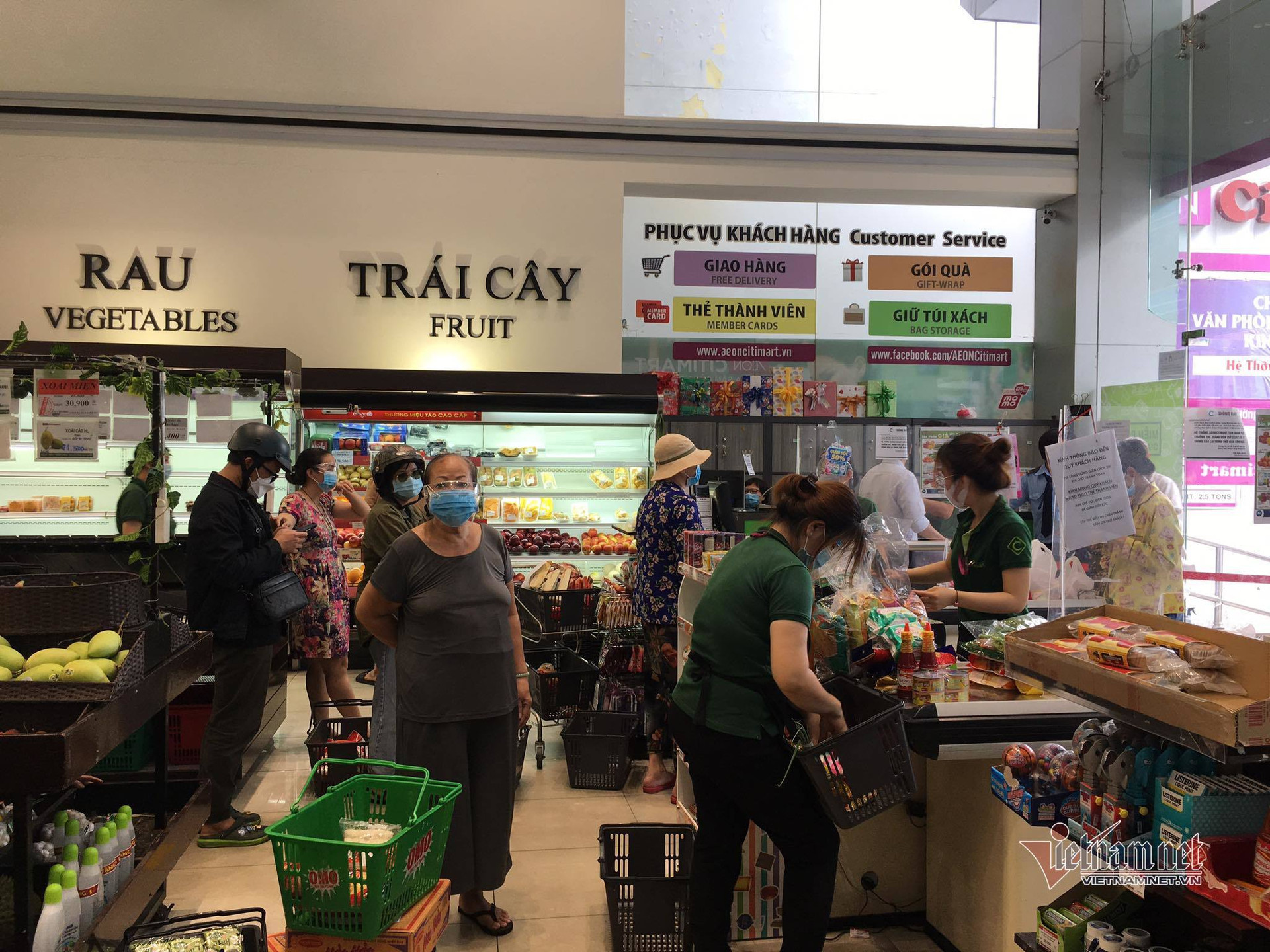 Đổ xô vào siêu thị ở TP.HCM, xếp hàng dài hơn 2 tiếng chờ tính tiền