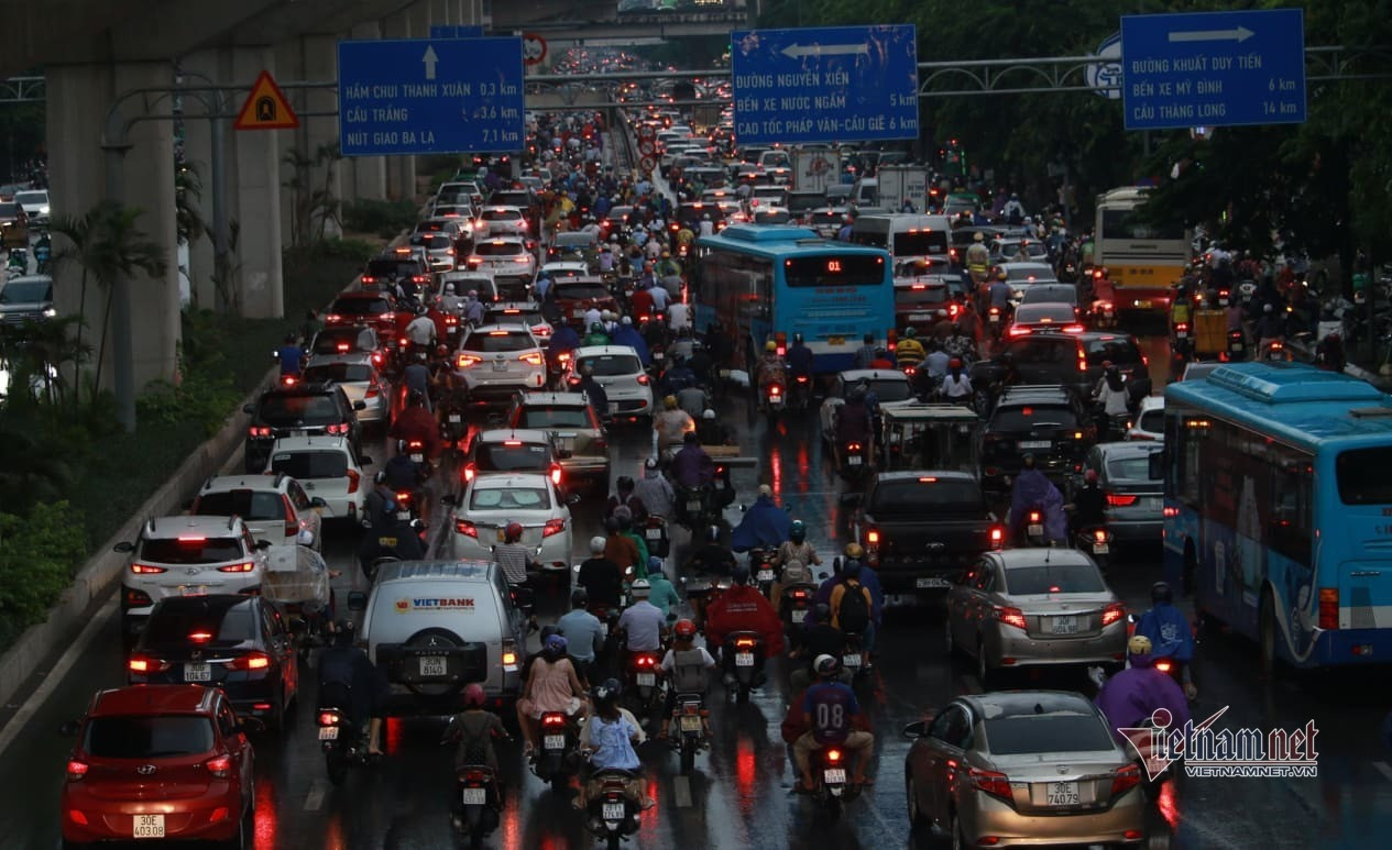 Áp thấp nhiệt đới gây mưa lớn, người Hà Nội 'chôn chân' vì tắc đường