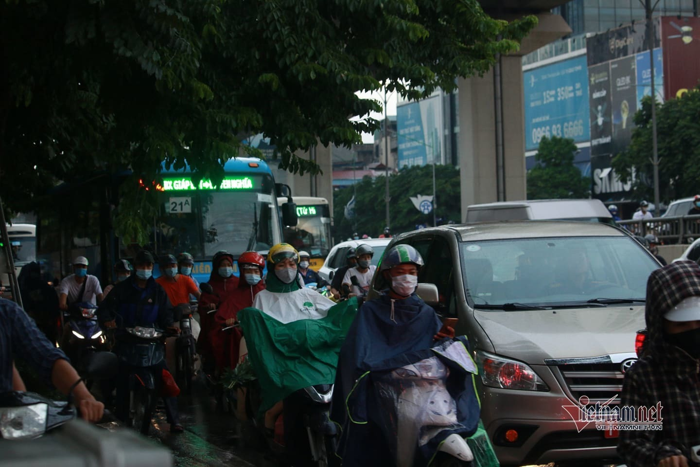 Áp thấp nhiệt đới gây mưa lớn, người Hà Nội 'chôn chân' vì tắc đường