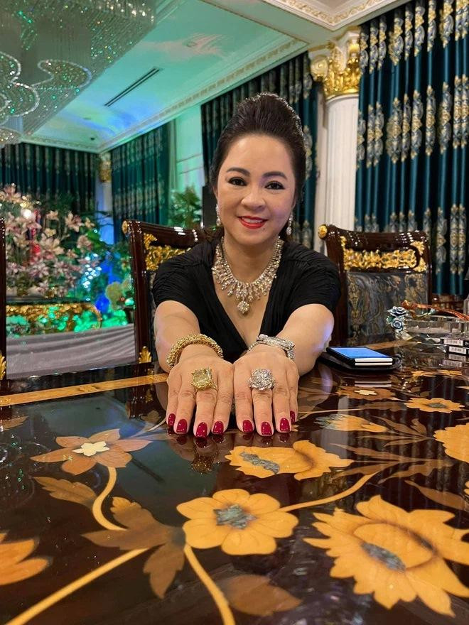 Bà Phương Hằng đeo vòng kim cương giá bằng căn biệt thự-8