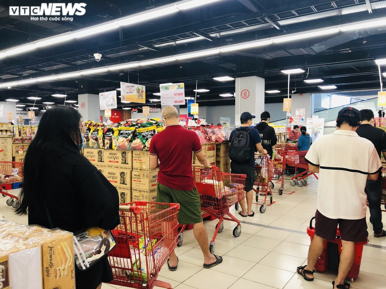 TP.HCM: Dân đứng chờ vào siêu thị từ sớm, kệ hàng thực phẩm vơi đi sau ít phút - 10