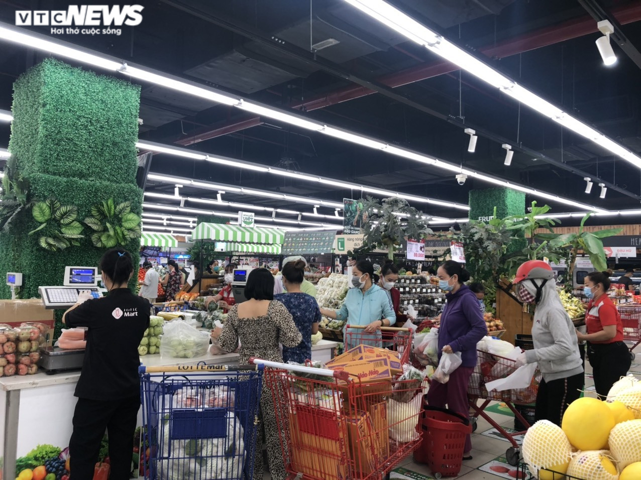 TP.HCM: Dân đứng chờ vào siêu thị từ sớm, kệ hàng thực phẩm vơi đi sau ít phút - 11