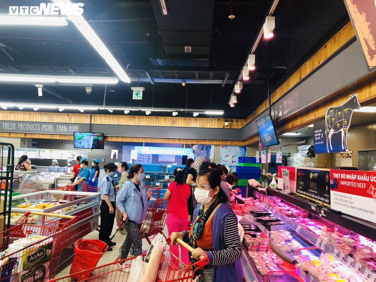 TP.HCM: Dân đứng chờ vào siêu thị từ sớm, kệ hàng thực phẩm vơi đi sau ít phút - 12