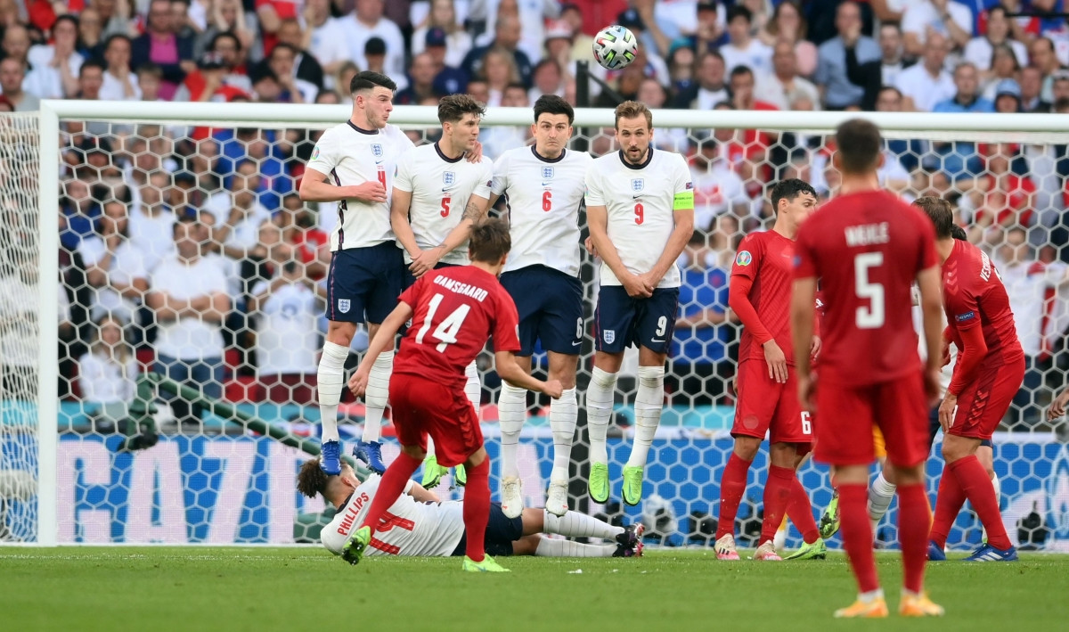 Đan Mạch là đội mở tỷ số trước Anh nhờ siêu phẩm đá phạt của Mikkel Damsgaard ở phút 30.