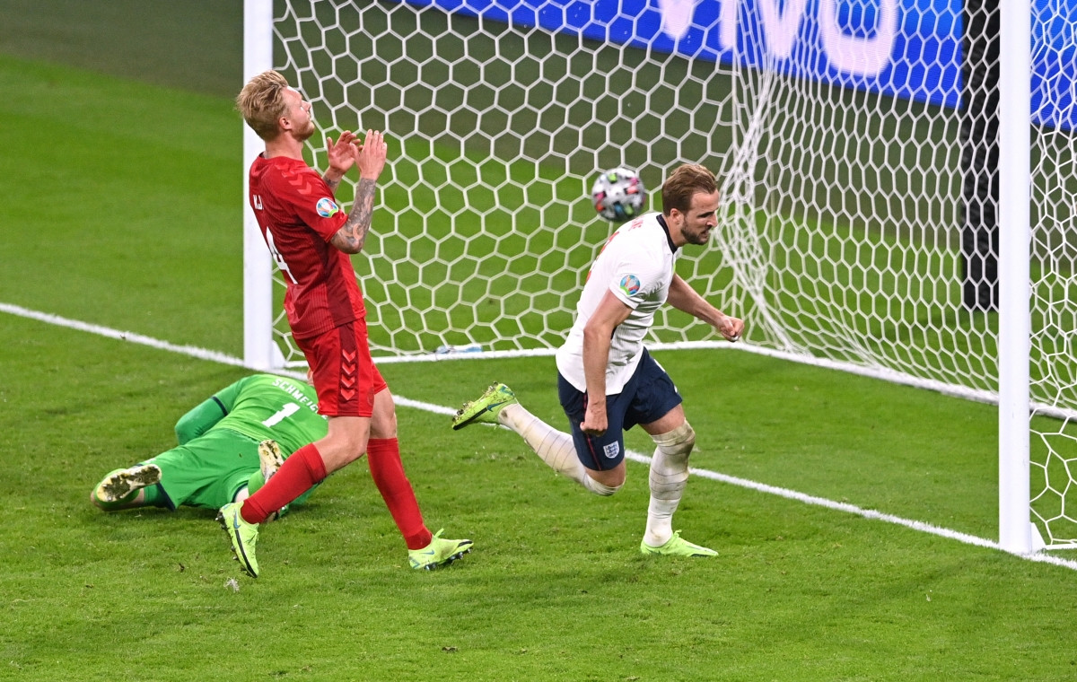 Harry Kane không thắng được thủ môn Kasper Schmeichel trên chấm 11m nhưng kịp thời đá bồi tung lưới Đan Mạch.