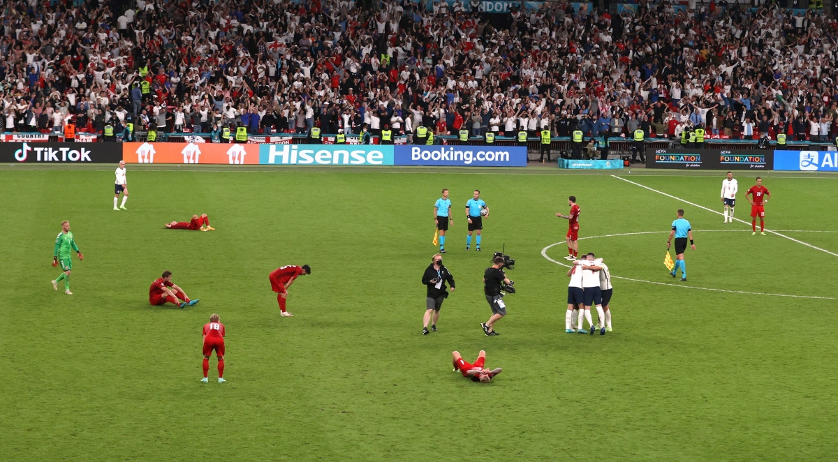 Sân Wembley vỡ òa cảm xúc khi tiếng còi mãn cuộc trận bán kết giữa Anh và Đan Mạch vang lên.