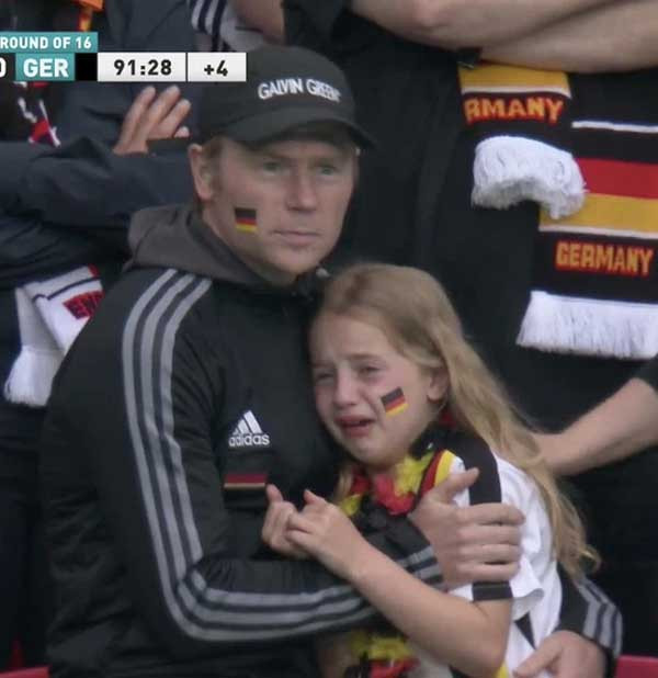 Bị chế nhạo vì khóc nức nở trên khán đài EURO 2020, bé gái được quyên tiền ủng hộ hơn 1 tỷ đồng và cái kết ấm lòng-1