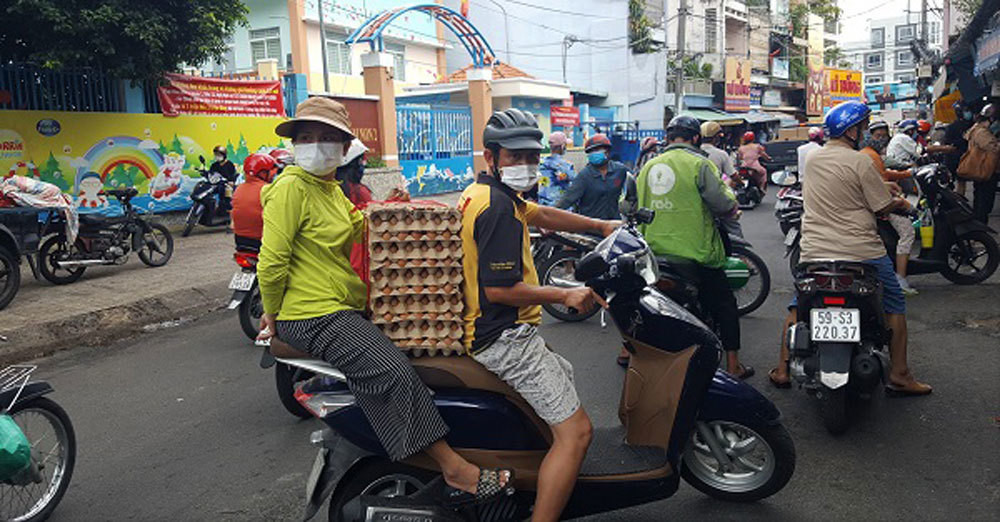 Sài Gòn trước cách ly: Rau xanh tăng dựng đứng, giá trứng lên gấp đôi-1