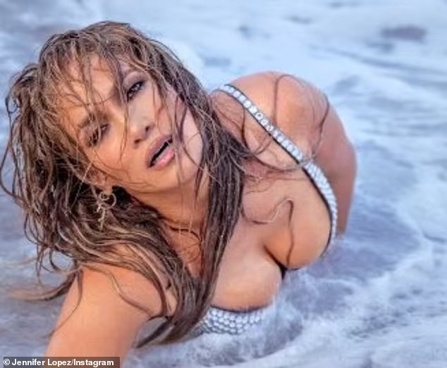 Jennifer Lopez khoe đường cong nóng bỏng tuổi 52