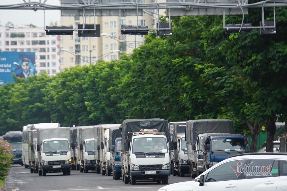 Xe tải nối đuôi nhau chuyển hàng thiết yếu vào trung tâm TP.HCM