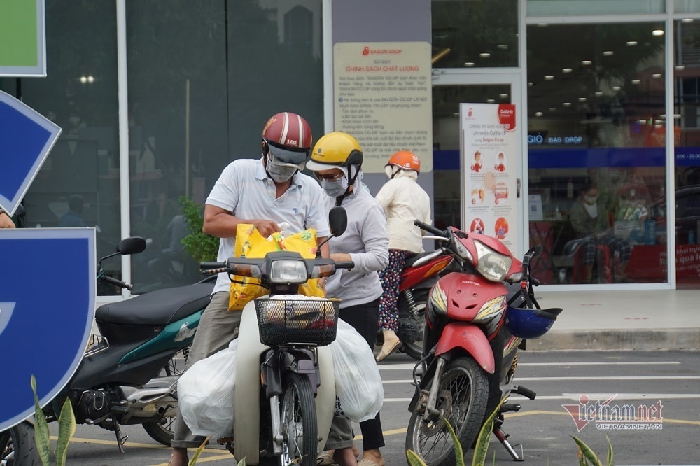 Xe tải nối đuôi nhau chuyển hàng thiết yếu vào trung tâm TP.HCM