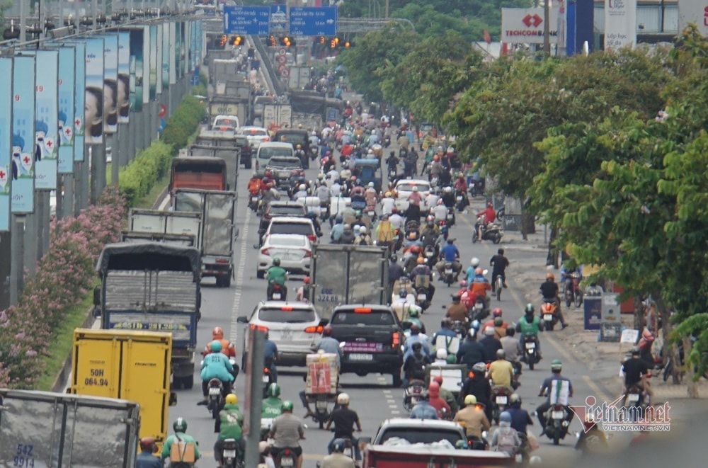 Xe tải nối đuôi nhau chuyển hàng thiết yếu vào trung tâm TP.HCM